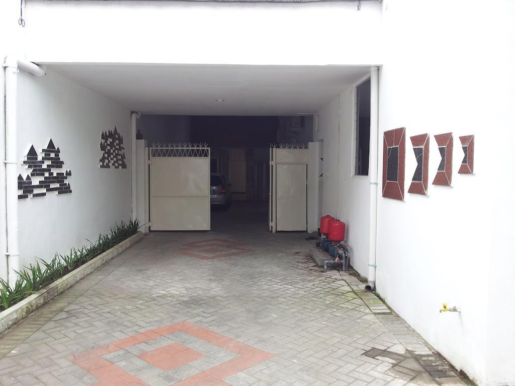 Loxy Inn Surabaia Exterior foto