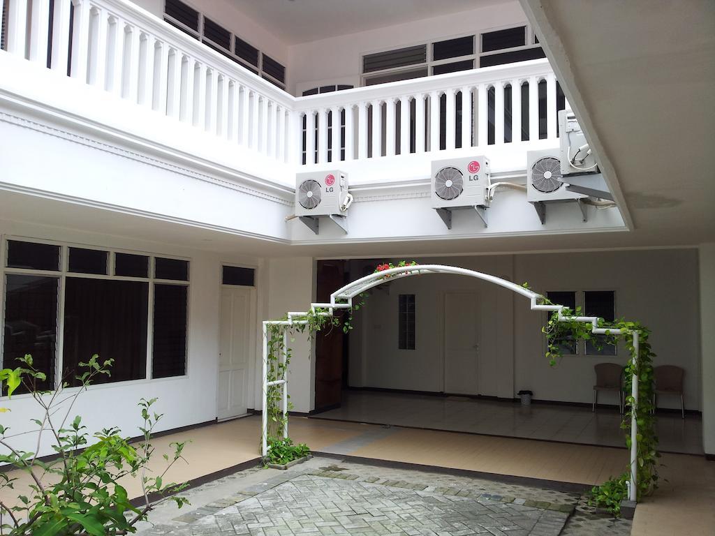 Loxy Inn Surabaia Exterior foto